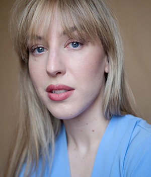 Photo de Élysabeth Rivest, comédienne dans le rôle de la doublure de Jenna/Ensemble